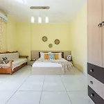 Stella\'S Central - 1Min Beach, Kitchen & Balcony